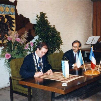 Signature officielle le 10/12/1989 à MKG
